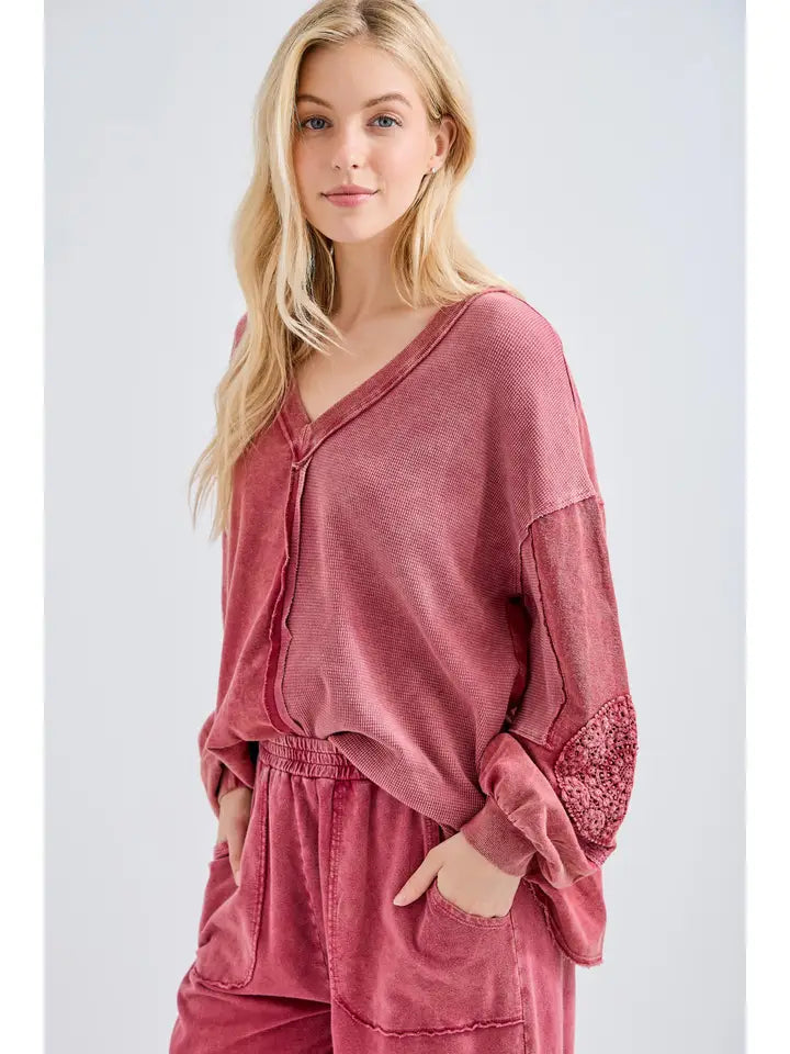 Mineral Wash V-Neck - Red