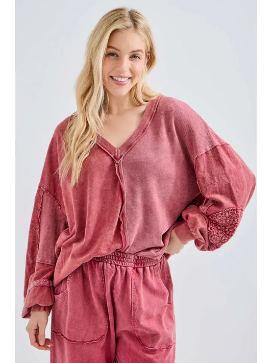 Mineral Wash V-Neck - Red